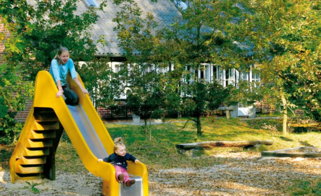 Kinder auf dem Spielplatz im DEW-Feriendorf