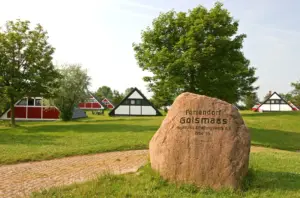 Eingang zum DEW-Feriendorf Golsmaas mit Blick auf die Ferienhäuser
